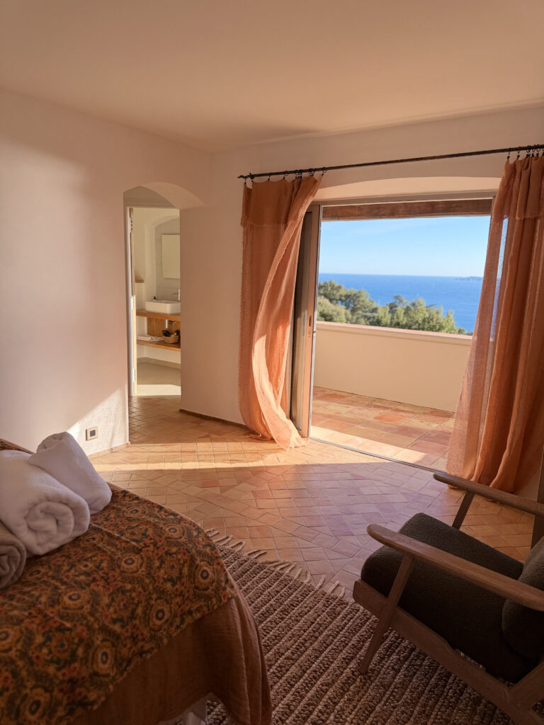 Terrasse ombragée dans un cadre méditerranéen